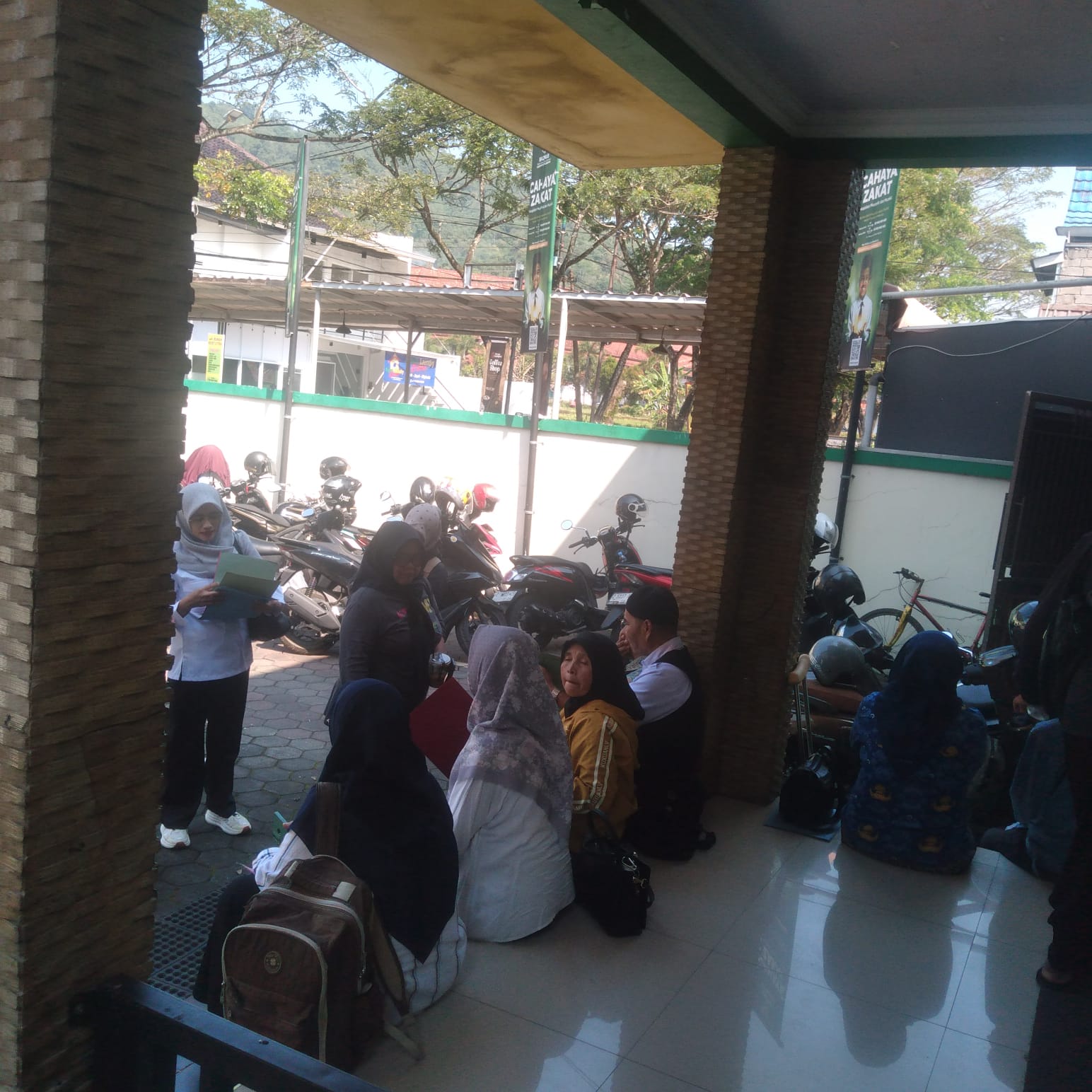 BAZNAS BERI BANTUAN KEPADA GURU NGAJI